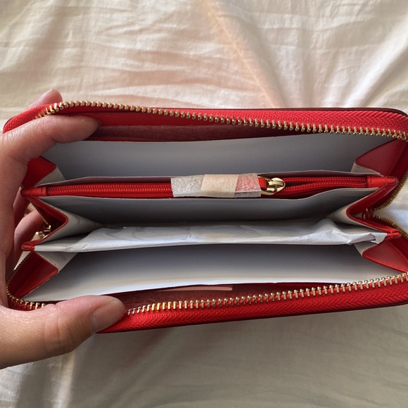 A 12 card slot Kate Spade wallet with gold detailing. - Picture 3 of 3